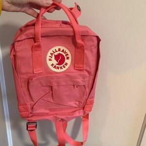 FJALLRAVEN Kånken Mini Everyday Outdoor Backpack in 319- Peach Pink
